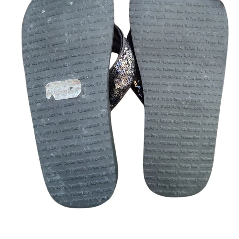 Yellow Box Chamomile Style Gray Flip Flops - Picture 3 of 3